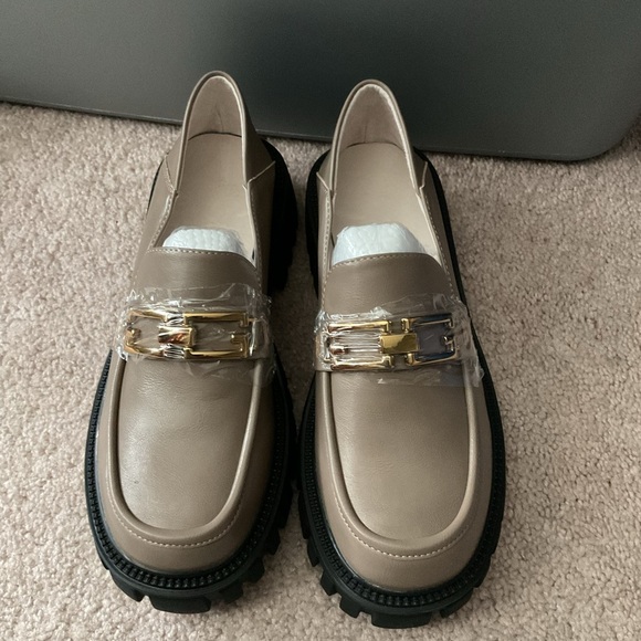 Stylish Loafers with Gold Accent - Picture 1 of 7